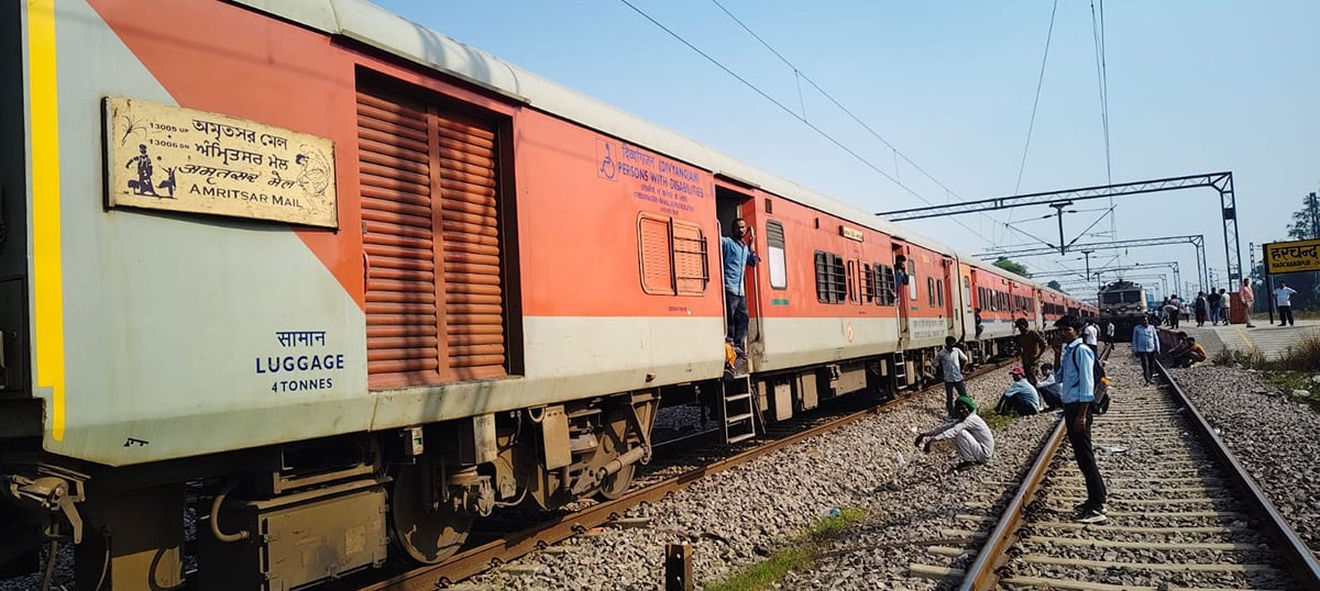 Raebareli News: पौन घंटे रोकी गईं दो ट्रेनें, यात्री परेशान