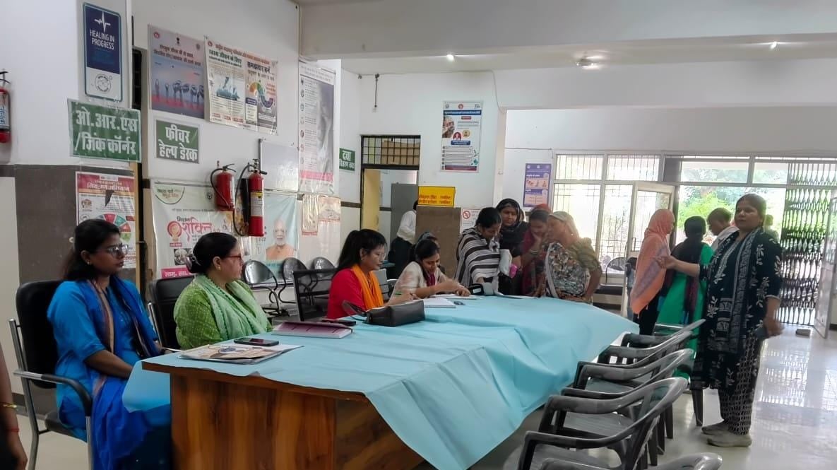 Etah News: चुरथरा पर 101 गर्भवती महिलाओं की जांच, तीन में खून की कमी के लक्षण