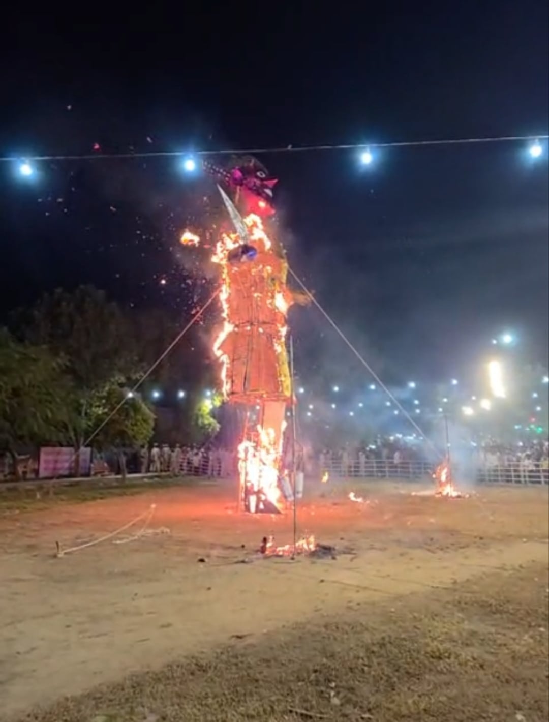 Bulandshahar News: धू-धू कर जला रावण, जय श्रीराम के जयकारों से गूंजा रामलीला मैदान