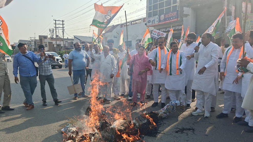 Congress burns effigy of Chief Election Commissioner in Samalkha; alleges theft of 17,000 votes