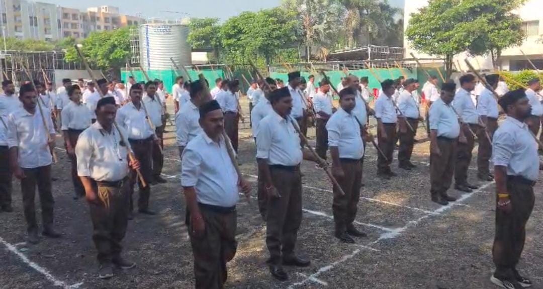 इंदौर: संघ के शताब्दी वर्ष पर इंदौर की 800 बस्तियों में निकला पथ संचलन, स्वयंसेवकों ने दिखाई अनुशासन-एकजुटता