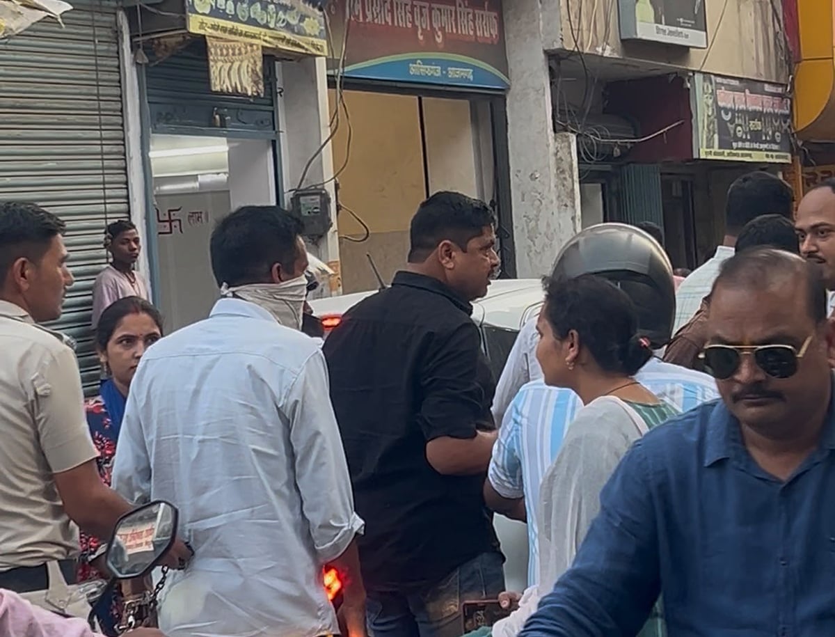 Azamgarh News: दिल्ली से चांदी की चोरी कर आजमगढ़ में गलाई
