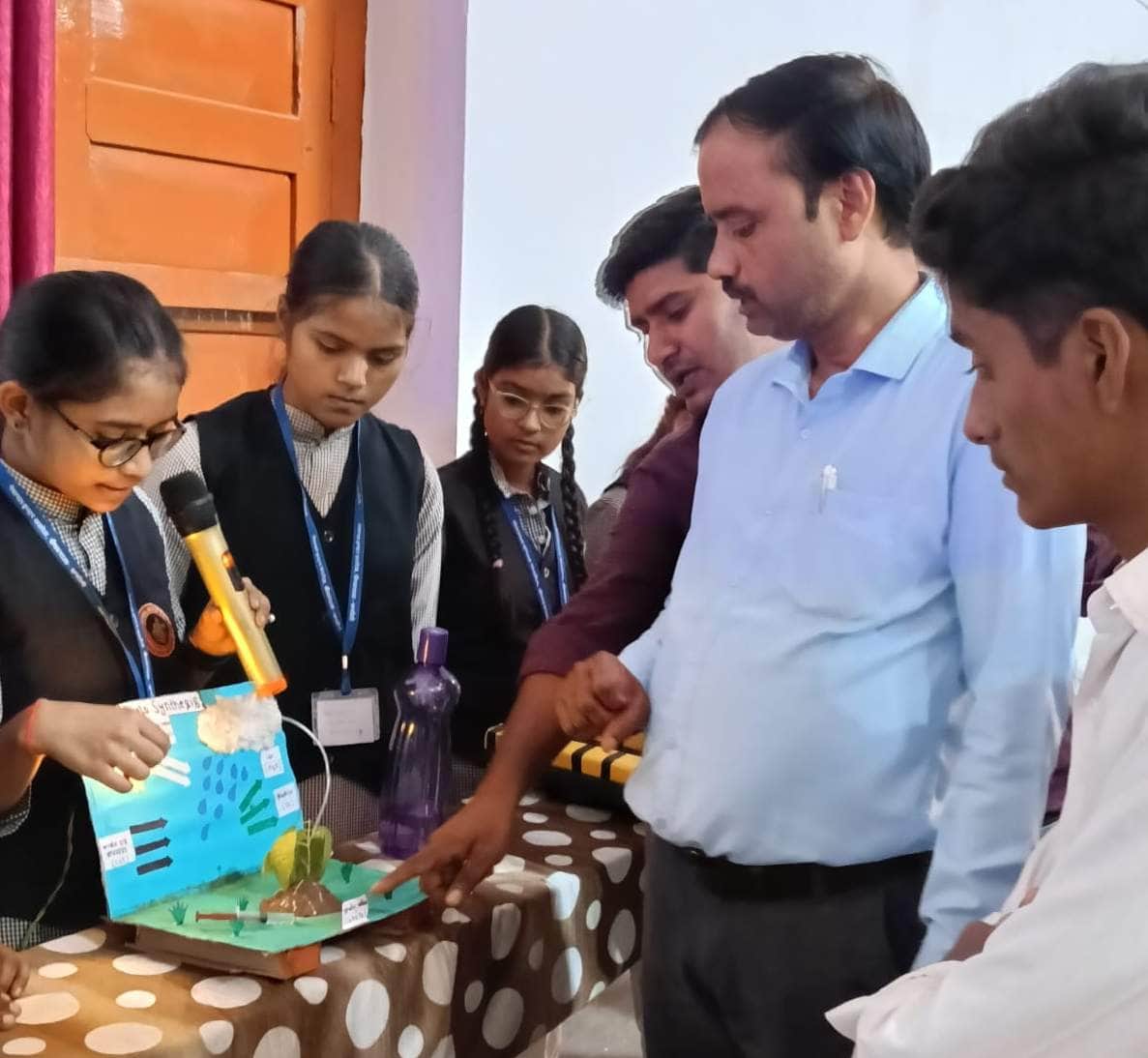 सैयदराजा नेशनल इंटर कॉलेज में विज्ञान प्रदर्शनी का अवलोकन करते शिक्षक। स्रोत:-विद्यालय