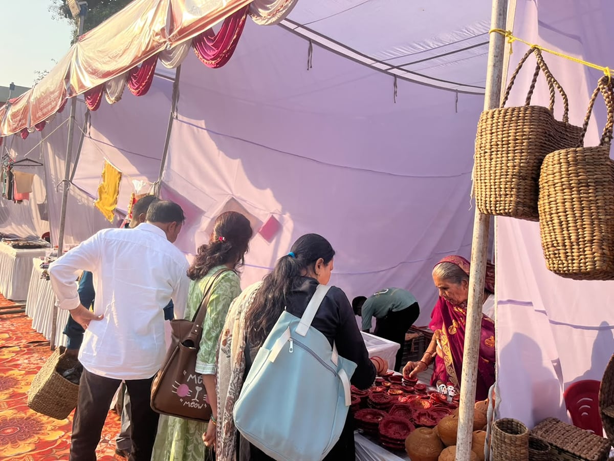 Pilibhit News: सरस मेले में ग्रामीण दीदियों के उत्पादों की रही धूम