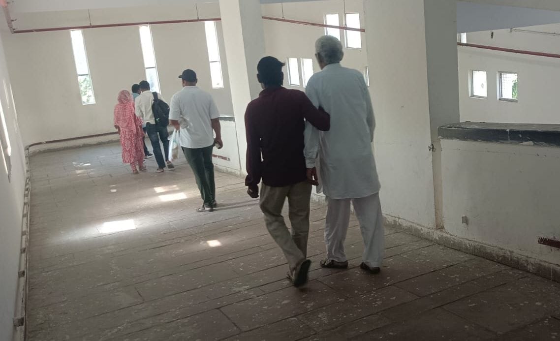 शहर के जिला नागरिक अस्पताल में लिफ्ट बंद होने से रैंप से उतरते मरीज 