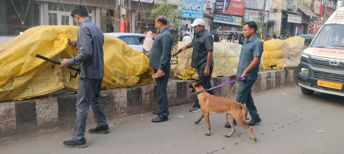 Sultanpur News: बम निरोधक दस्ते ने की दुर्गा पूजा पंडालों की जांच