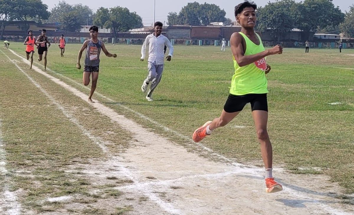 Etah News: लंबी कूद में सोनू कुमार, दौड़ में सुमित रहे अव्वल
