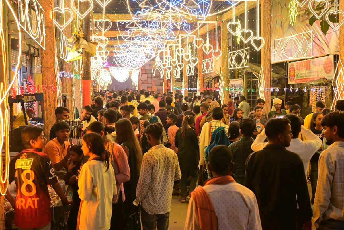 Sultanpur News: दुर्गा पूजा महोत्सव में दिखी हिंदू-मुस्लिम एकता की मिसाल
