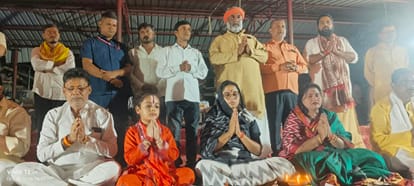 श्रृंग्वेरपुर धाम महोत्सव की कुशल संपंननता को गंगा पूजन करती विधायक पूजा पाल एवं आयोजन समिति के