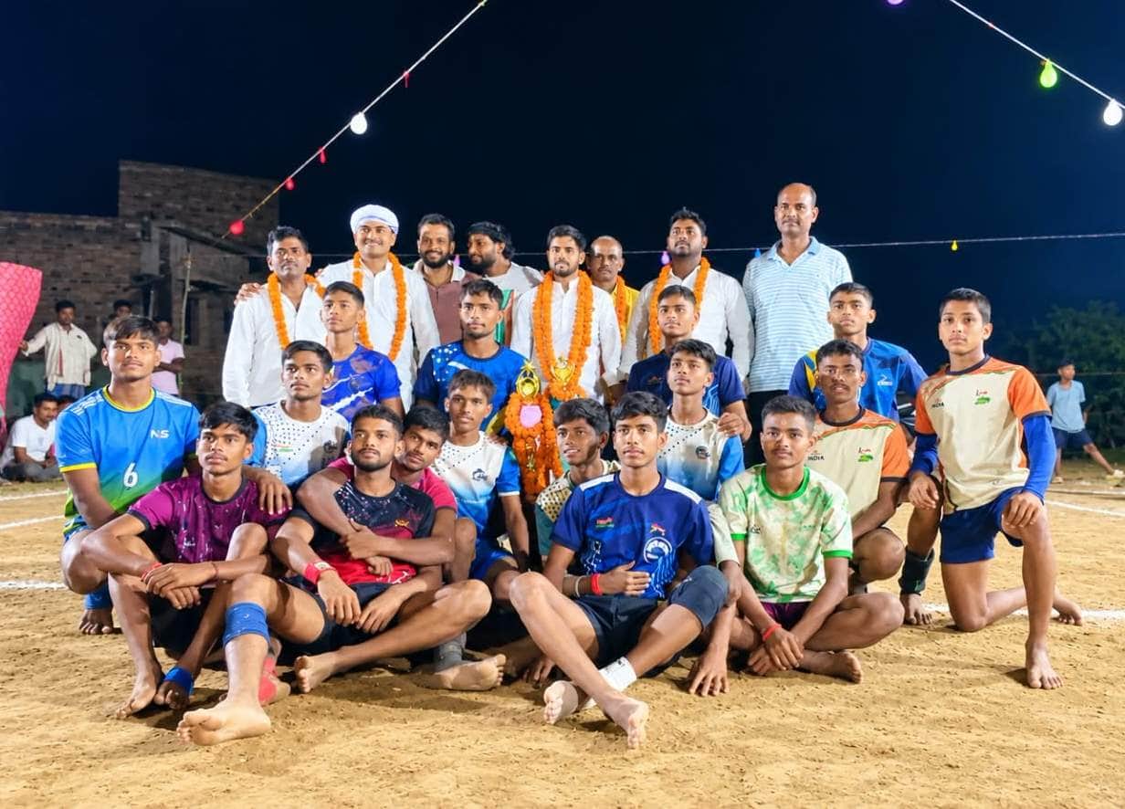 टांडाकला के सोनबरसा में कबड्डी प्रतियोगिता में ट्राफी के साथ विजेता टीम। स्रोत:-जागरूक पाठक