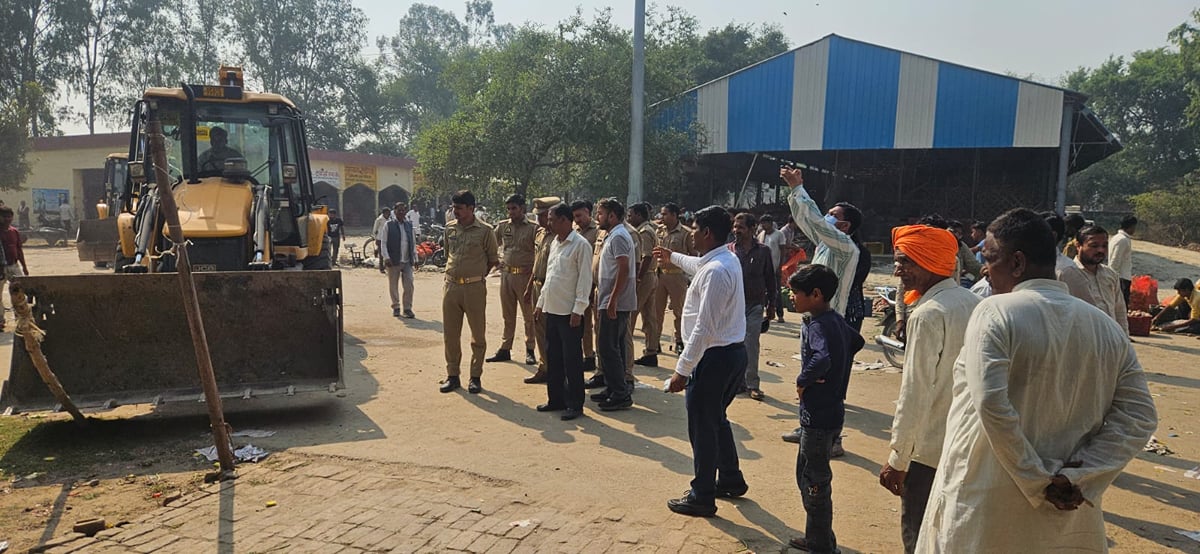 Shahjahanpur News: मंडी समिति में हटाया अतिक्रमण सब्जी विक्रेताओं से नोकझोंक