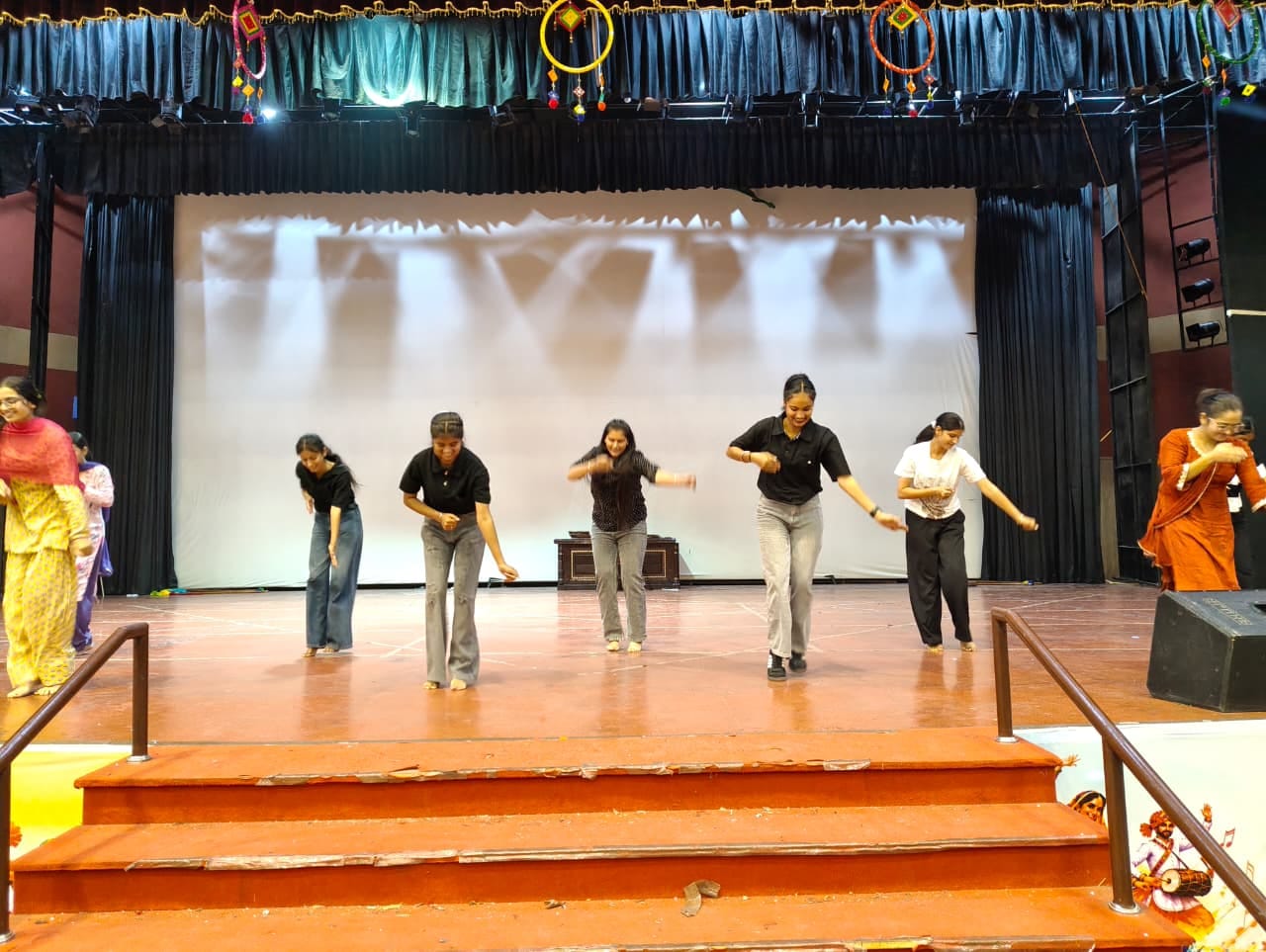  त्रिवेणी महोत्सव से पहले फूल ड्रेस रिहर्सल करते हुए टीमें। विवि