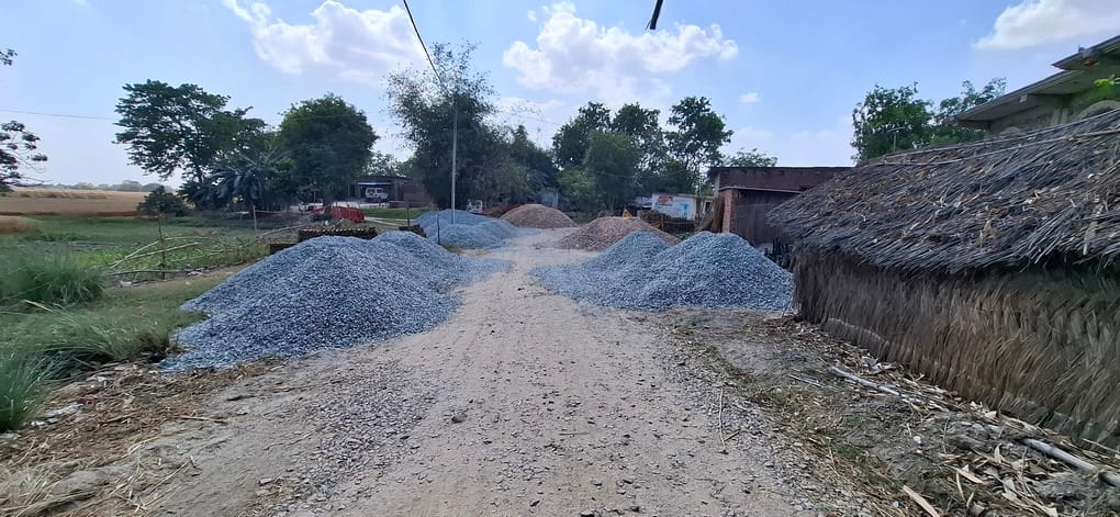 दुबारी नई बस्ती से लीलहवा जाने वाला मार्ग पर मौजूद गिट्टी ।संवाद