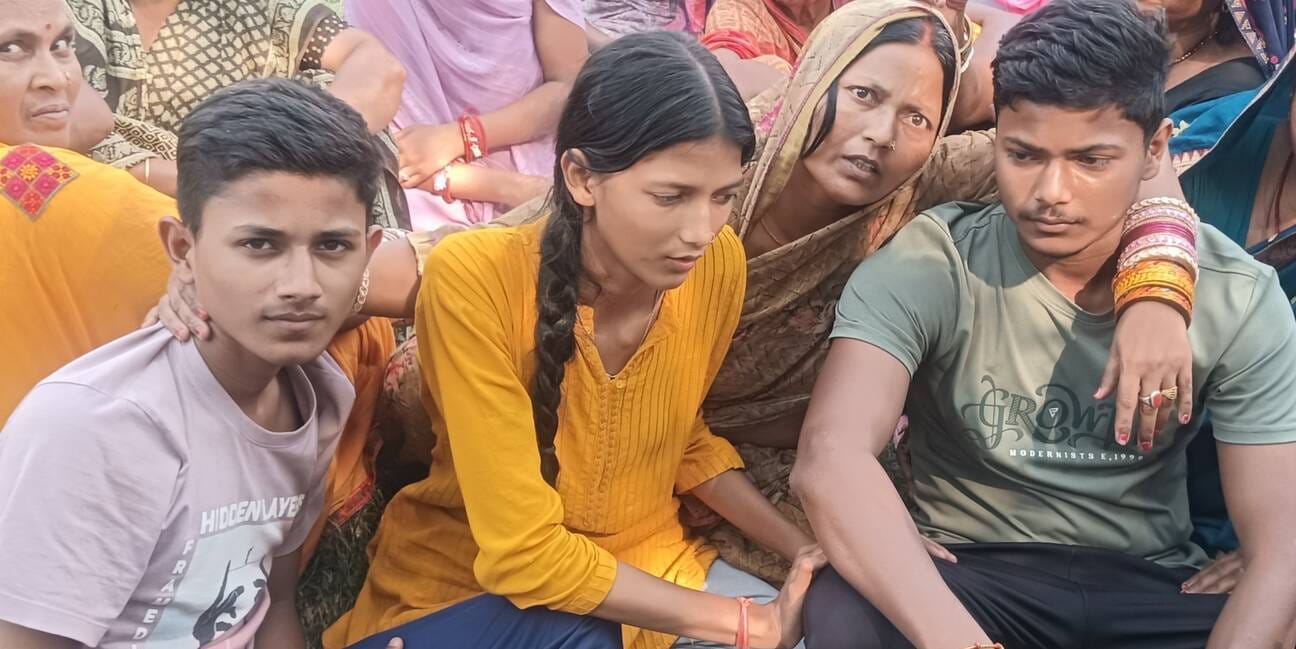 ठेकेदार की मौत के बाद रोते परिजन। 