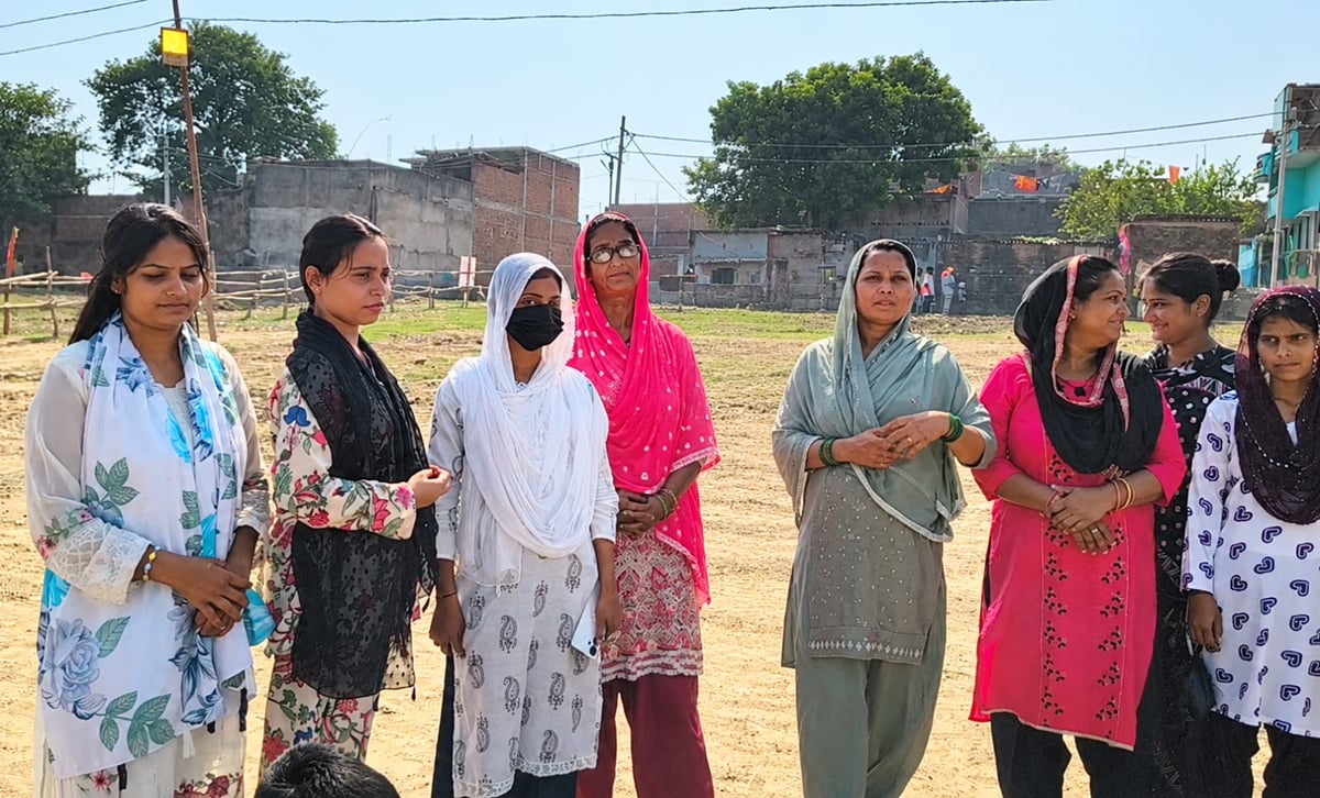 Chandauli News: पांच किलोमीटर पैदल चलकर एयर शो देखने पहुंची मुस्लिम महिलाएं
