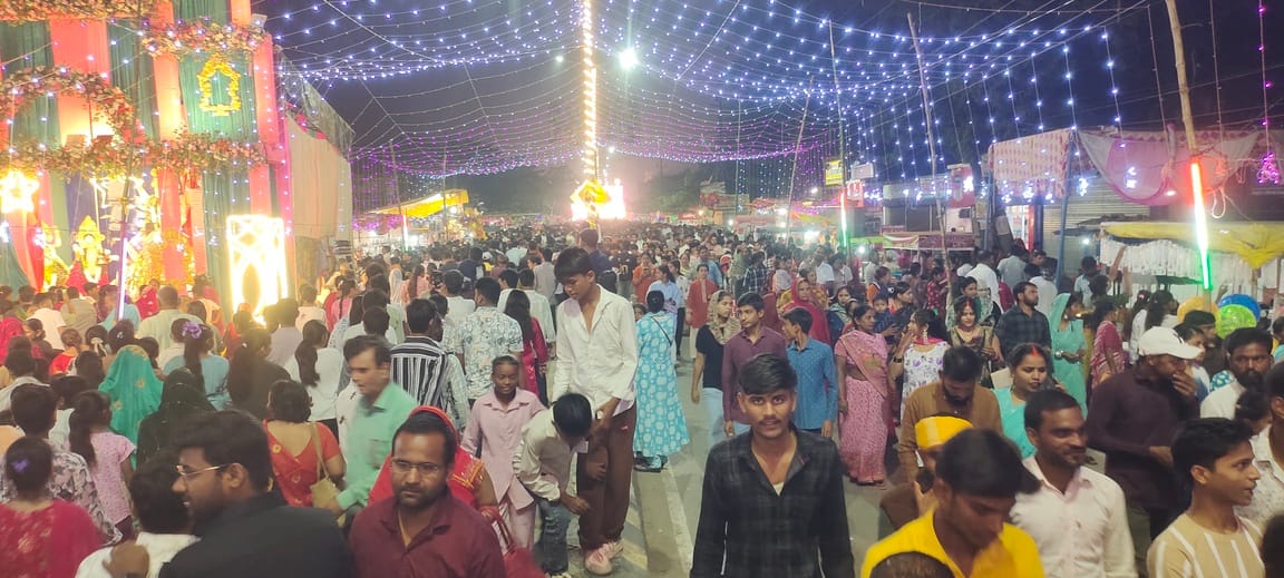 दुर्गा पूजा मेला में चल रहा भक्तों का रेला