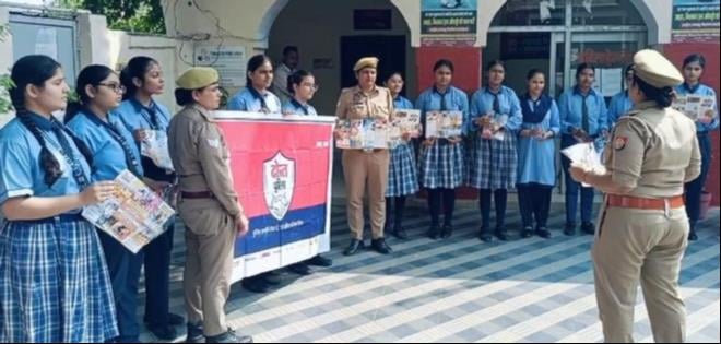 Shamli News: छात्राओं ने थाने पहुंचकर जाना पुलिस के काम करने का तरीका