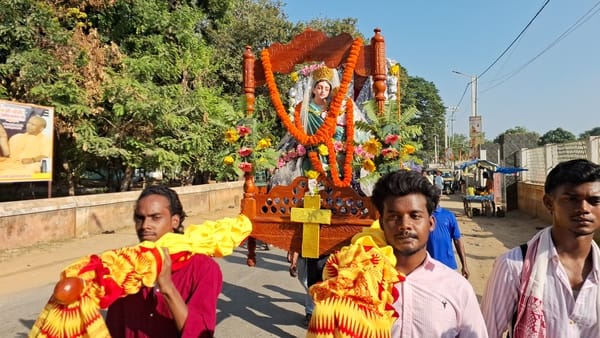 दुद्धी में निकली माता मरियम का पालकी में जुलूस-संवाद