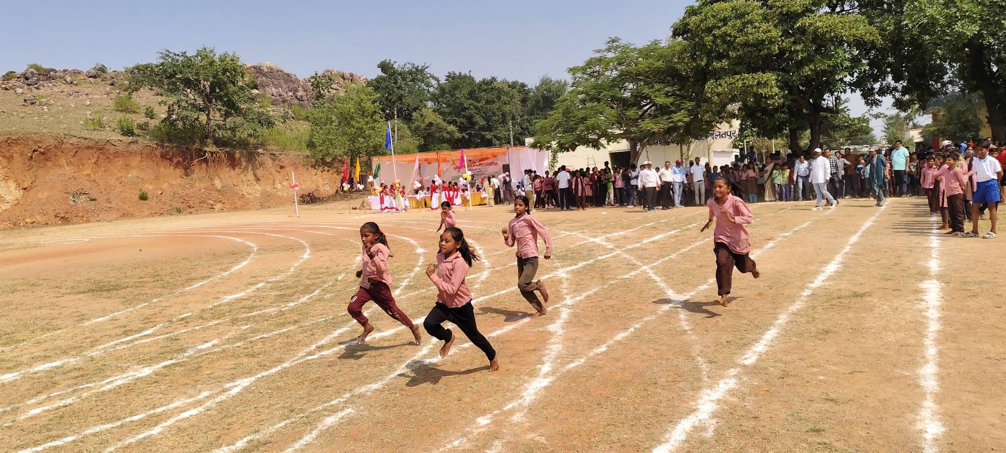 दौड़ प्रतियाेगिता में प्रतिभाग करती छात्राएं। स्त्रोत-विभाग