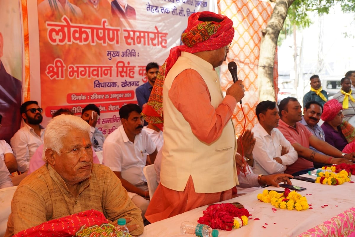 Agra News: विधायक और ब्लॉक प्रमुख प्रतिनिधि ने किया सड़क का लोकार्पण