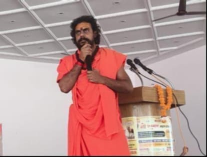धानेपुर के रामलीला मैदान परिसर में आयोजित संगोष्ठी को संबोधित करते स्वामी समग्रदेव।संवाद 