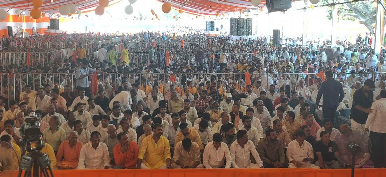 धानापुर में कथा सुनते लोग। संवाद
