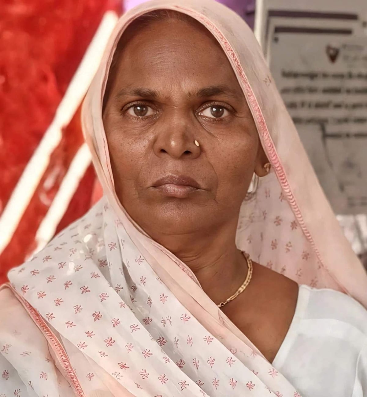 Chandauli News: कुत्ते को बचाने में पलटी बाइक, आंगनबाड़ी सहायिका की मौत