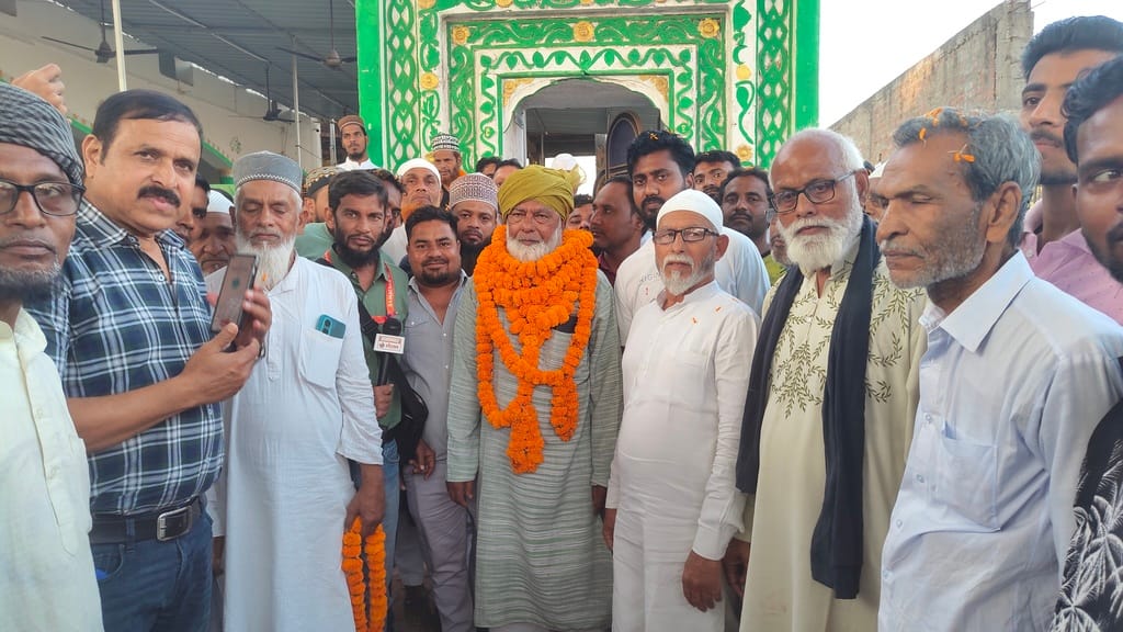 विण्ढमगंज इस्लामिया मिल्लत सोसायटी के नवनियुक्त सदर सुहेल खान के साथ समर्थक। संवाद