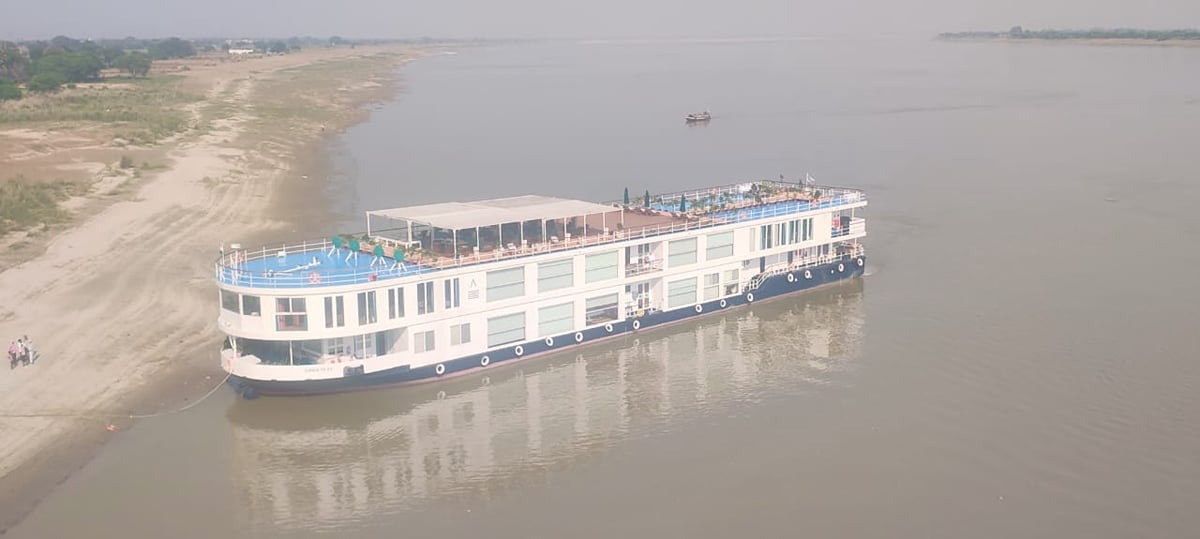 Ghazipur News: कोलकाता से सफर करके लहुरीकाशी पहुंचा गंगा विलास क्रूज