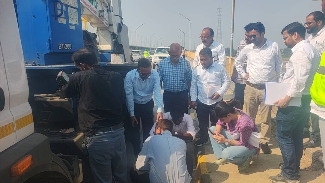 Ghazipur News: दिल्ली से आई टीम की जांच में धंसी मिली एक बेयरिंग