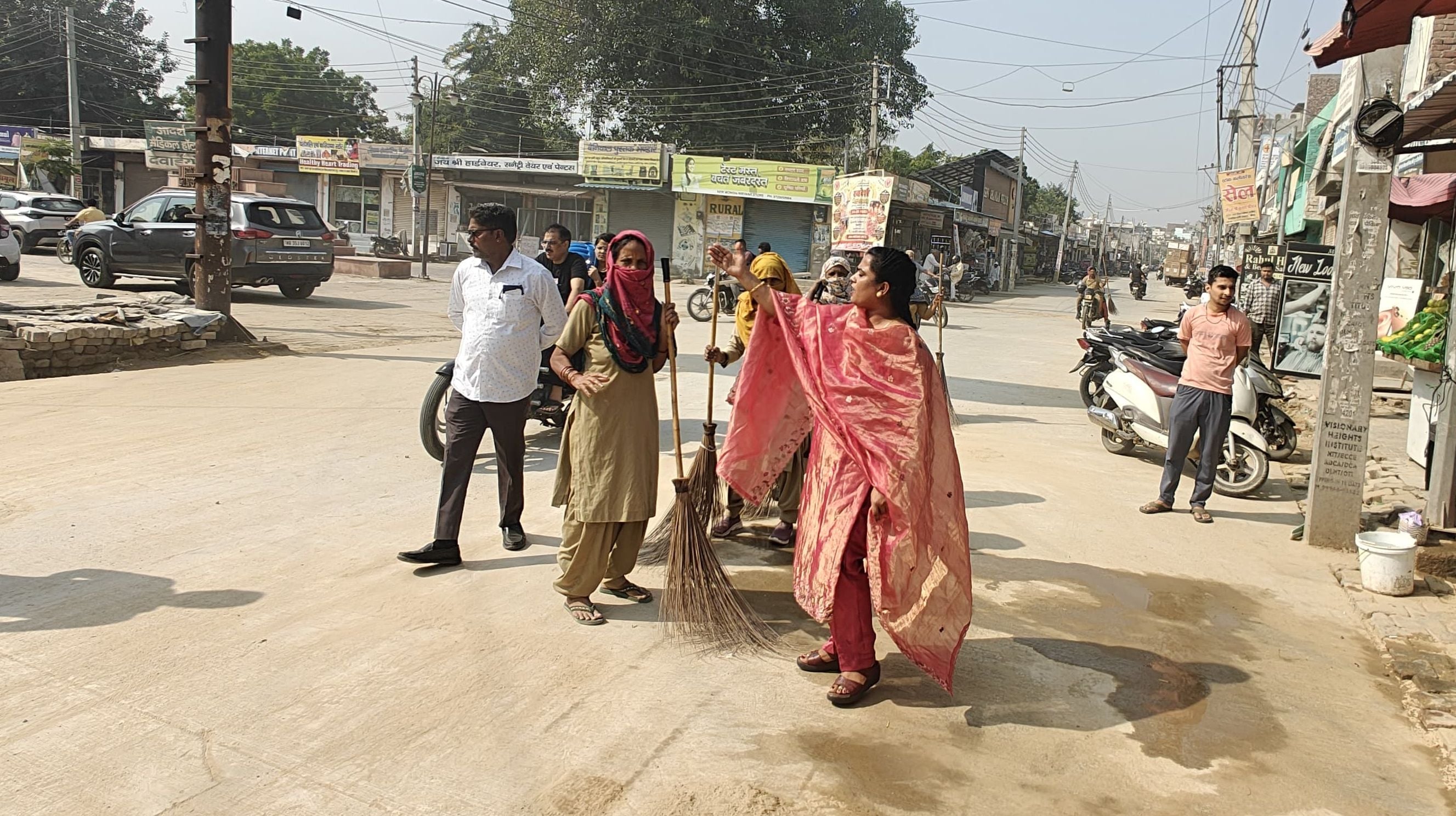 25जेएनडी06-नगर परिषद चेयरपर्सन डॉ. अनुराधा सैनी सफाई कर्मियों के साथ सफाई करवाते हुए। स्रोत : स