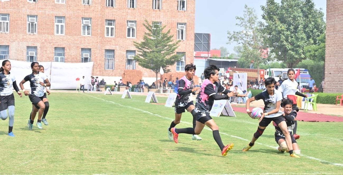 25जेएनडी22: अस्मिता रग्बी प्रतियोगिता में दमखम दिखाते खिलाड़ी। स्रोत: कोच