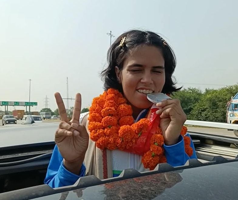 25जेएनडी24: स्वागत के दौरान पदक दिखाते हुए कोकिला। ग्रामीण