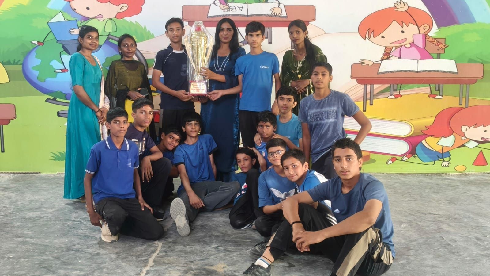 25जेएनडी27: विजेता टीम को ट्रॉफी देकर सम्मानित करते हुए मुख्यातिथि प्रियंका। स्रोत: कोच