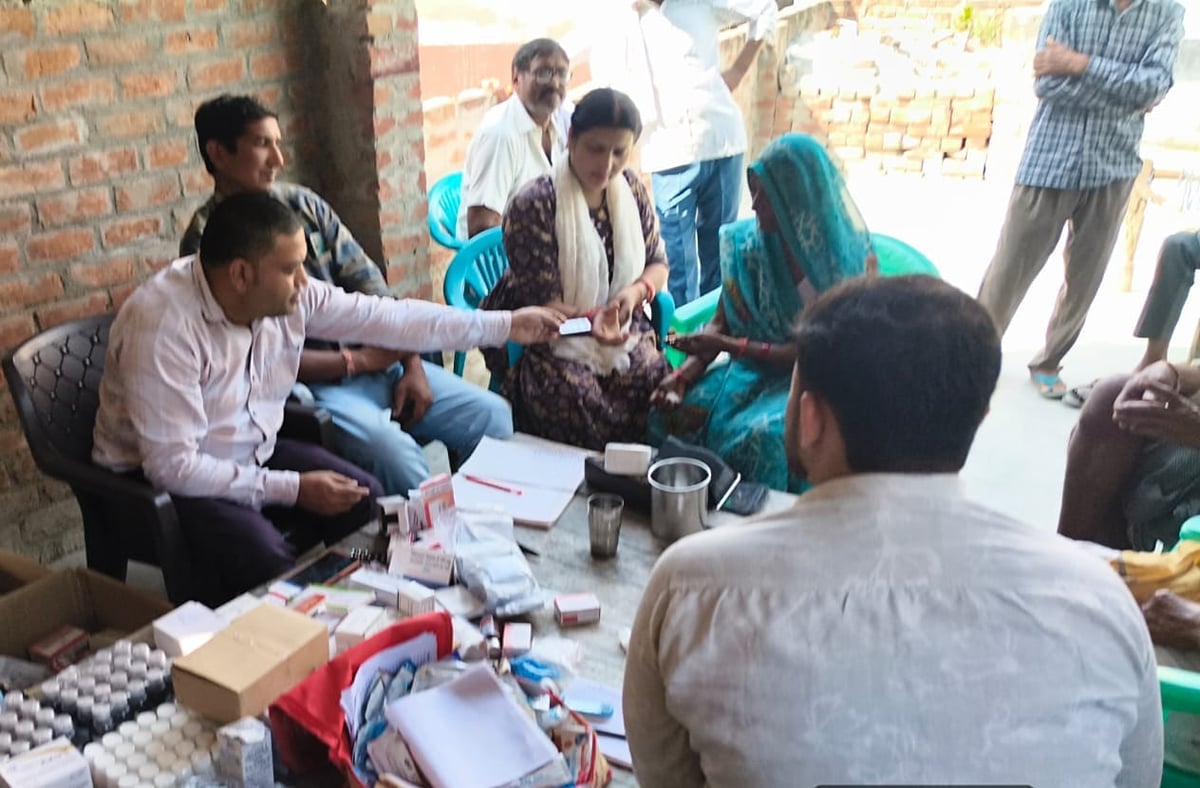 Kasganj News: जिनौल में तीसरे दिन लगा शिविर, 38 की जांच में 19 मिले बुखार के रोगी