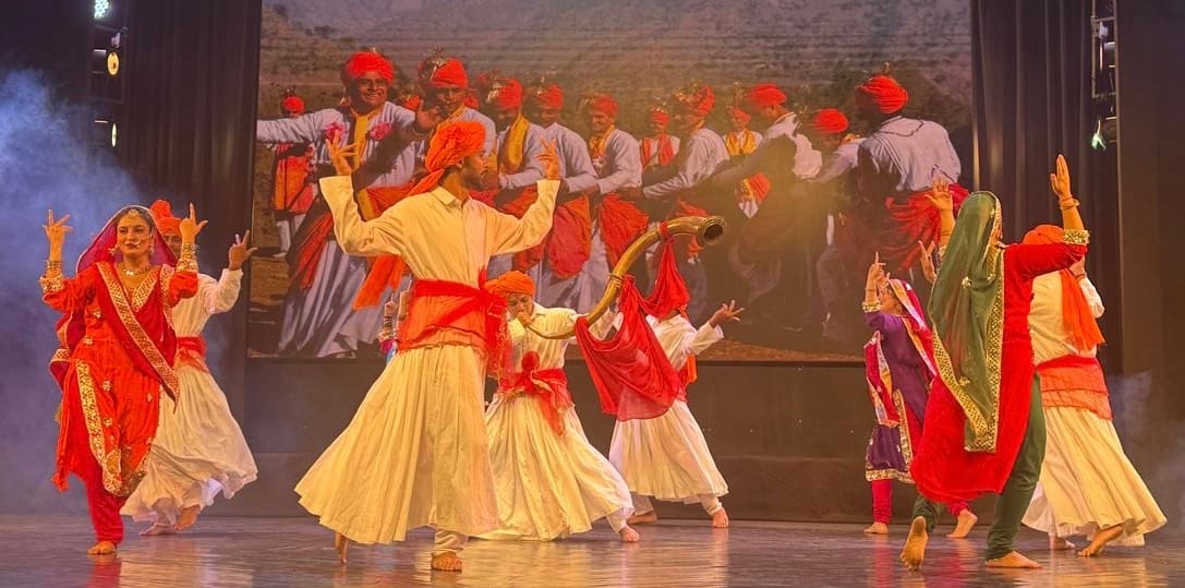 अभिनव थिएटर कलर्स ऑफ जम्मू-कश्मीर के मंचन में लोक नृत्य करते कलाकार। स्रोत : संवाद।