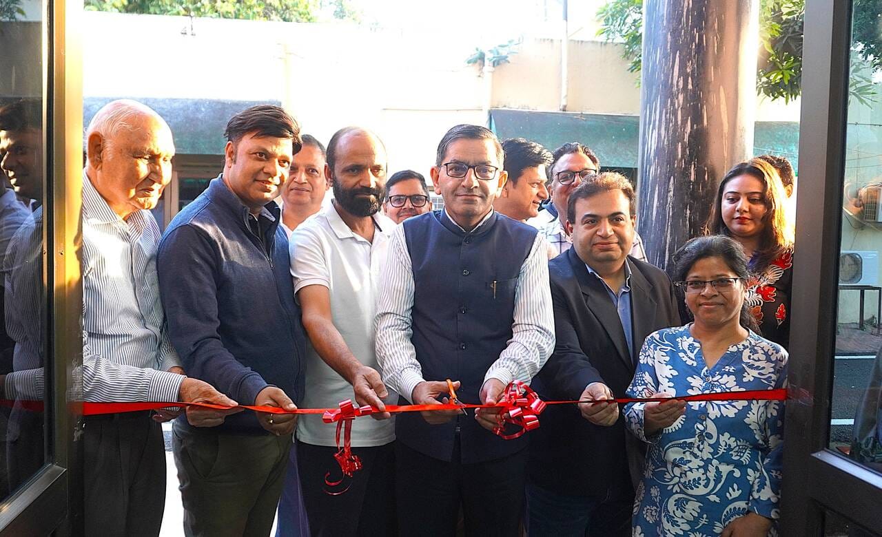 आईआईआईएम में तीन दिवसीय स्वास्थ्य जांच शिविर का उद्घाटन करते निदेशक डॉ. जबीर अहमद। स्रोत: आईआईआ