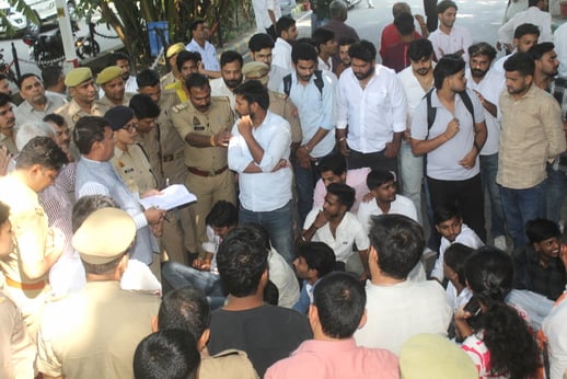 Meerut News: विवि परिसर में पुलिस तैनात, धरने में जाने से रोका