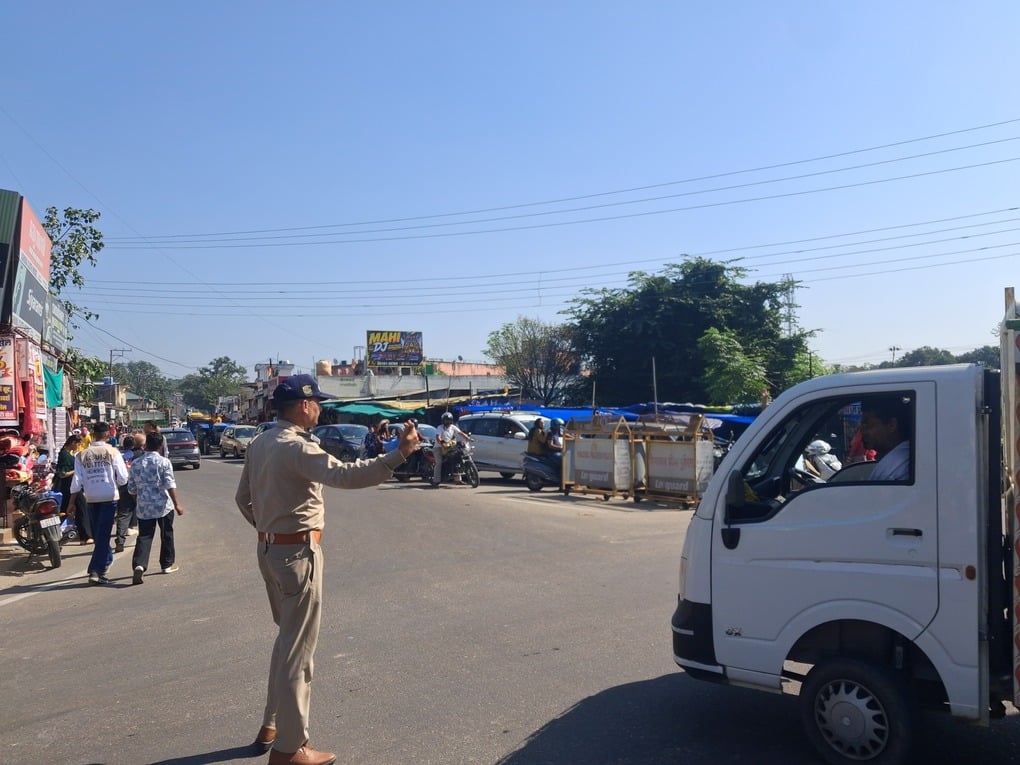 Una News:अंब चौक पर दिनभर जाम, त्योहारी सीजन में बढ़ा वाहनों का दबाव ...