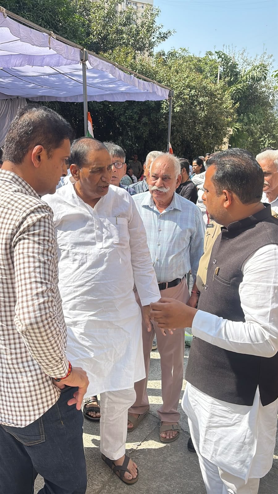 Noida News: जेपी विशटाउन में मेंटेनेंस शुल्क बढ़ोतरी के विरोध में धरने पर पहुंचे विधायक