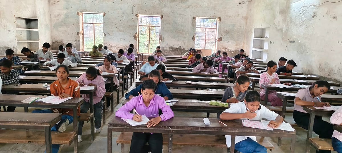 Kaushambi News: अतुल माहेश्वरी छात्रवृत्ति परीक्षा में 150 छात्र-छात्राएं शामिल