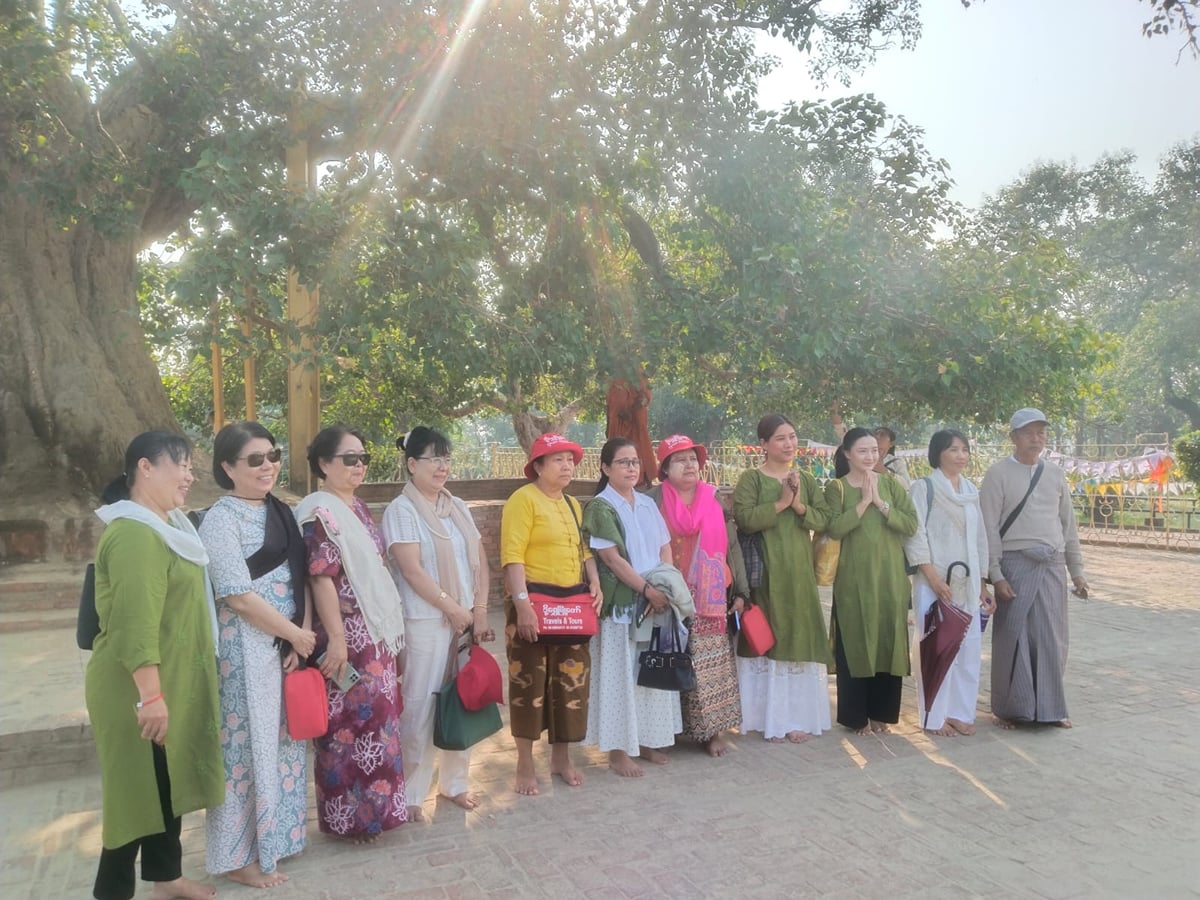 Shravasti News: म्यांमार के बौद्ध अनुयायियों ने बोधि वृक्ष की पूजा की