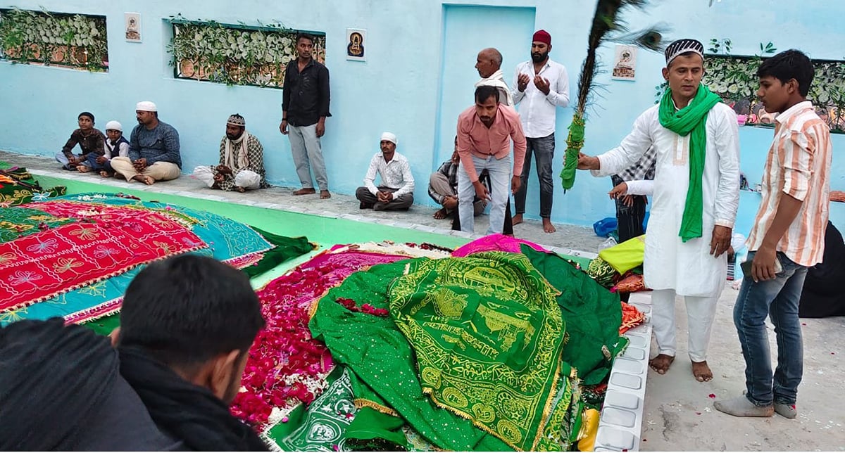 Pratapgarh News: उर्स में उमड़े अकीदतमंद, मांगीं मन्नतें