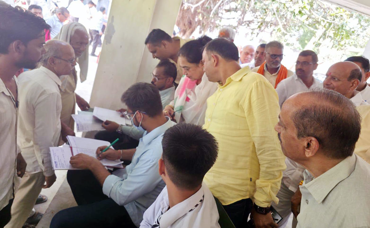 Agra News: ''''वोकल फॉर लोकल'''' से संवरी स्थानीय शिल्पियों की आर्थिक सेहत