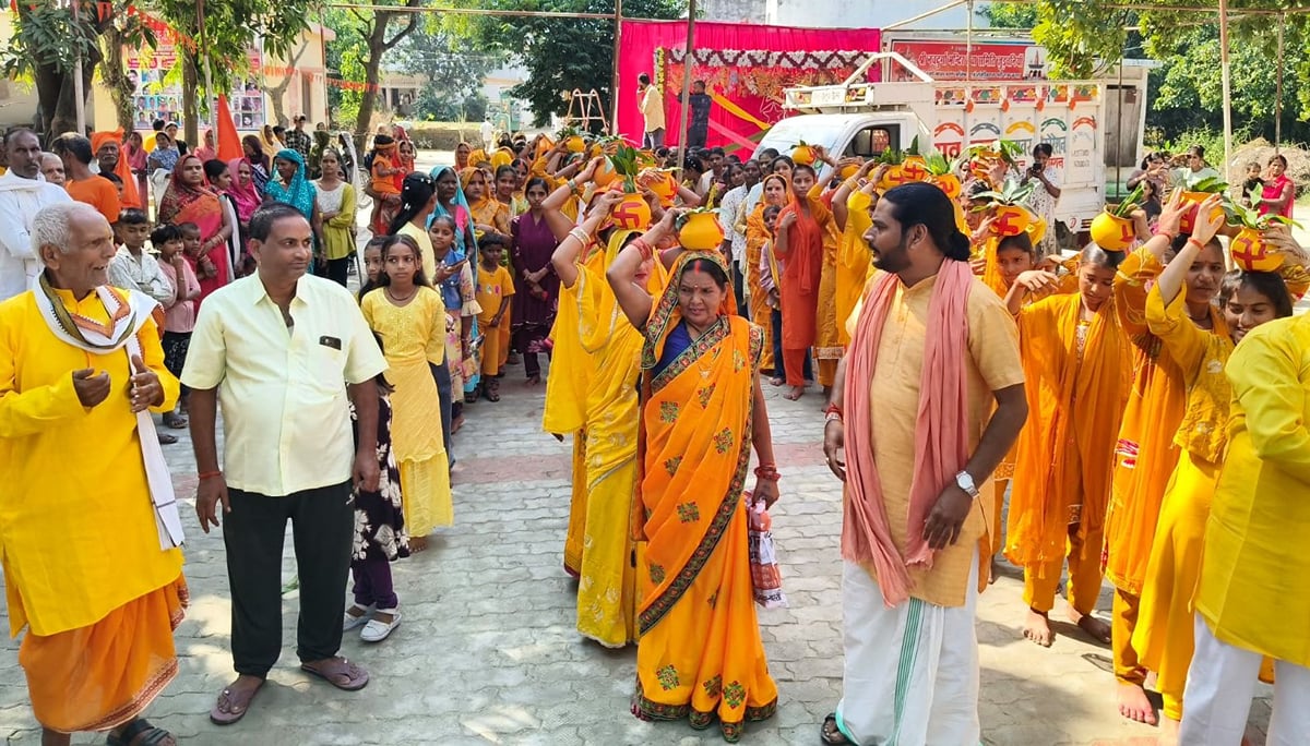 Siddharthnagar News: कलश यात्रा के साथ श्रीराम कथा का शुभारंभ