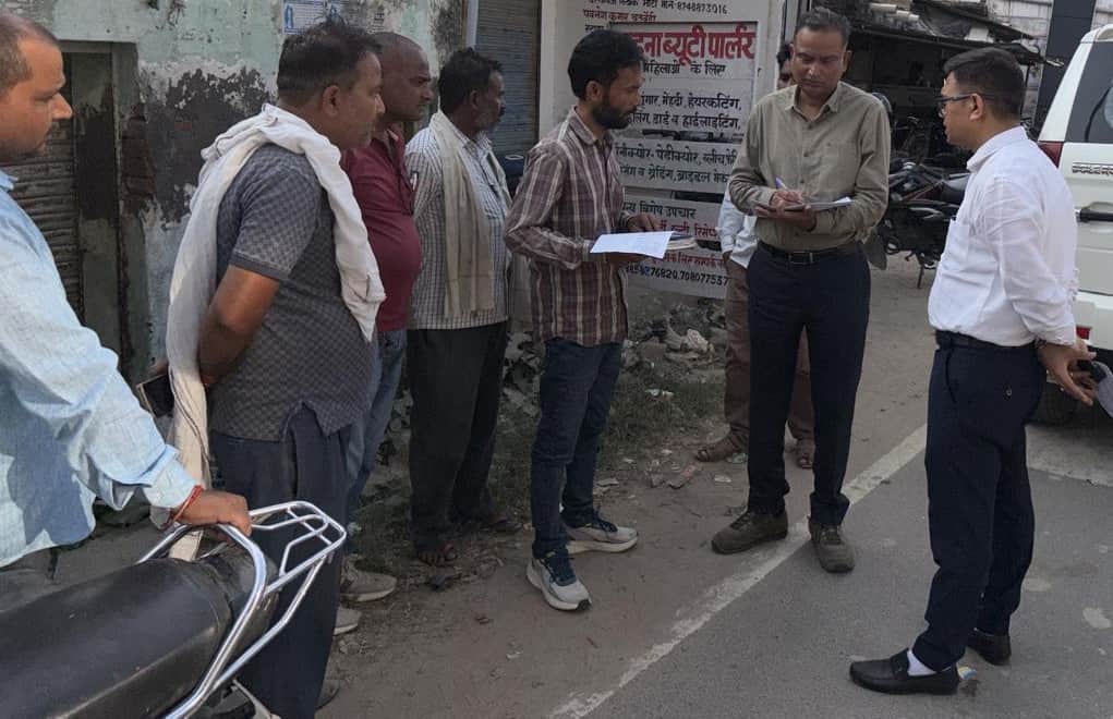 भीटी में बिजली उपभोक्ता के कनेक्शन के अभिलेखों की जांच करते अधिकारी। स्रोत बिजली विभाग