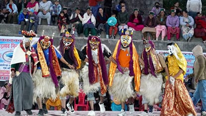 भावानगर में आयोजित जातरू मेले के समापन पर प्रसूति देते कलाकार। संवाद