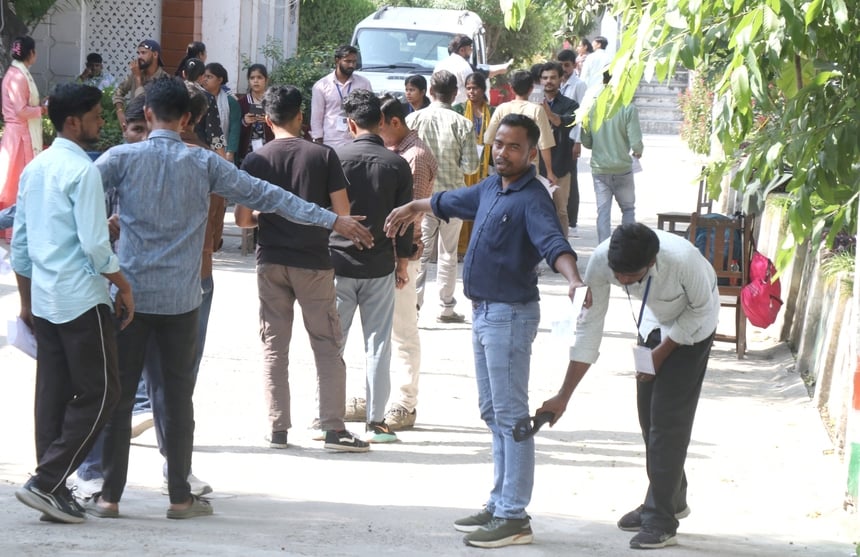 पीईटी : गणित और करंट अफेयर्स ने उलझाया