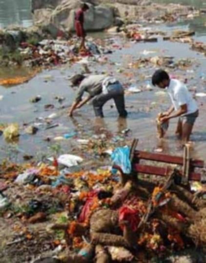 Deoria News: मूर्ति विसर्जन के बाद घाटों पर सामान बटोरने की होड़