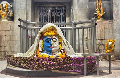बटेश्वर मुख्य ब्रह्मलाल महादेव अर्ध नारीश्वर रूप मे विशेष श्रंगार सजावट मे अजे हुए